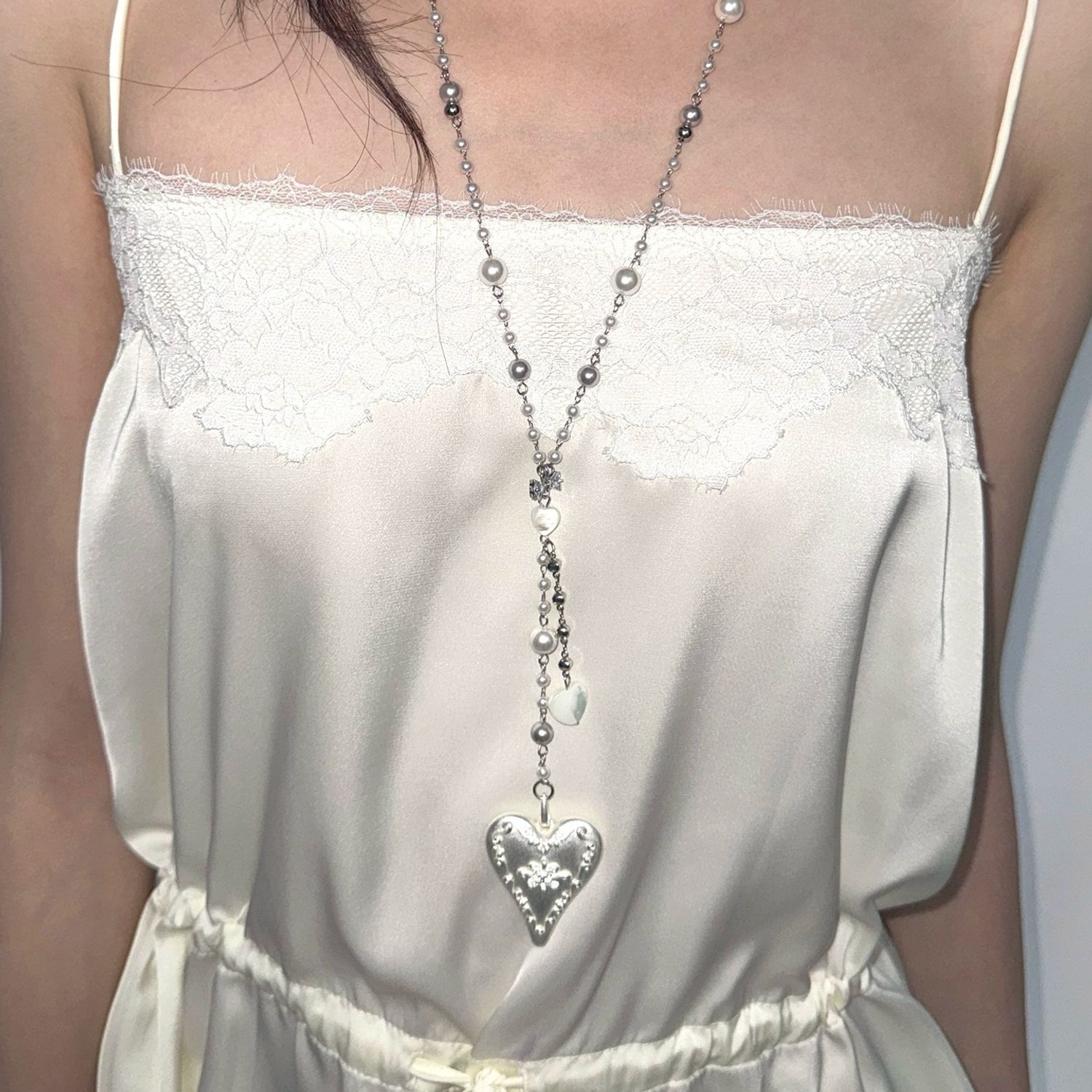 قلادة لؤلؤ على شكل فراشة هدية  - مراجعة Butterfly Clasp Deployant وسعره
