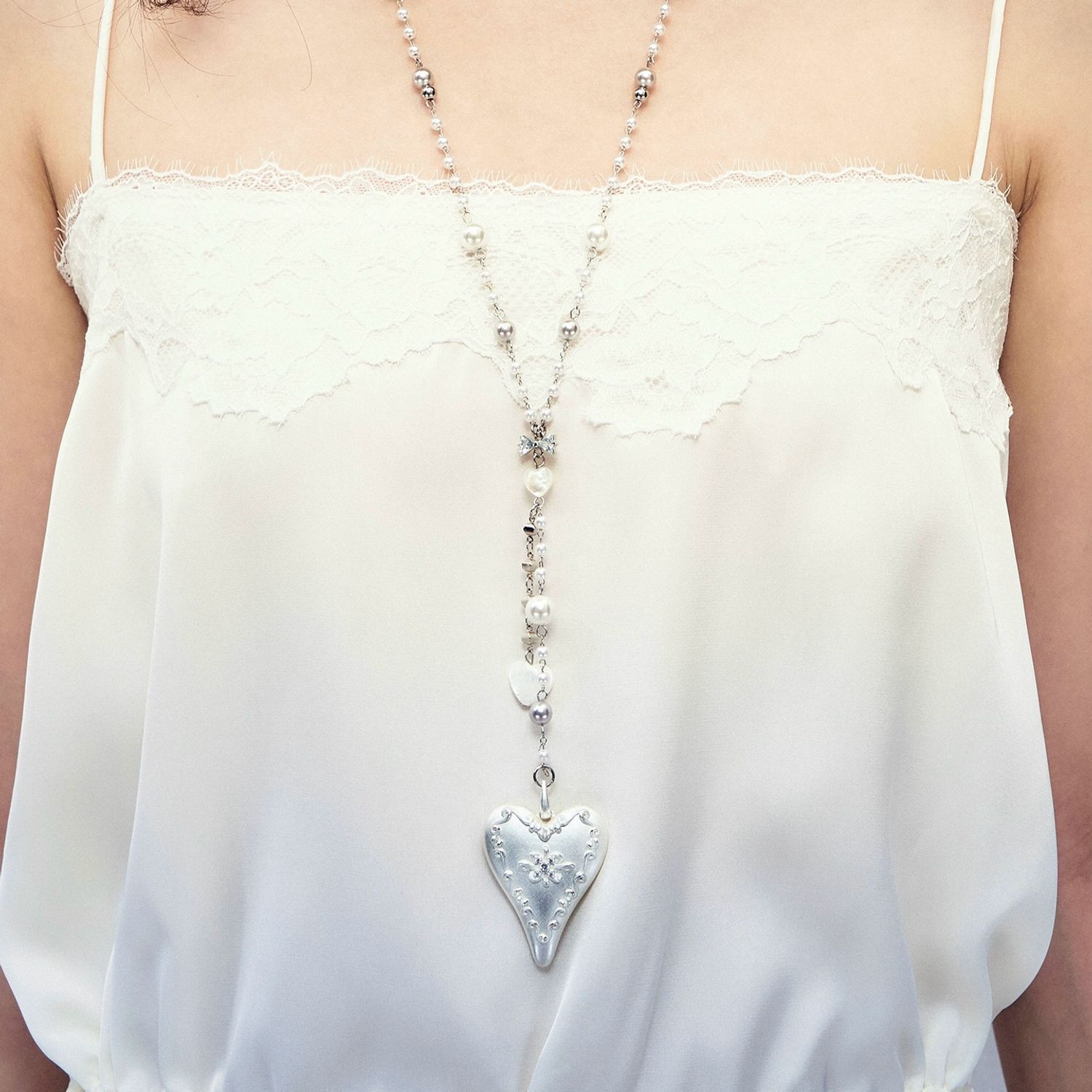 قلادة لؤلؤ على شكل فراشة هدية  - مراجعة Butterfly Clasp Deployant وسعره