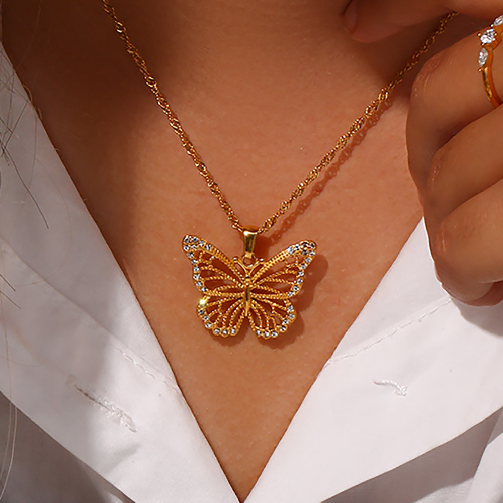 ه. ب. حسناء-قلادة فراشة من الف - مراجعة Butterfly Clasp Deployant وسعره
