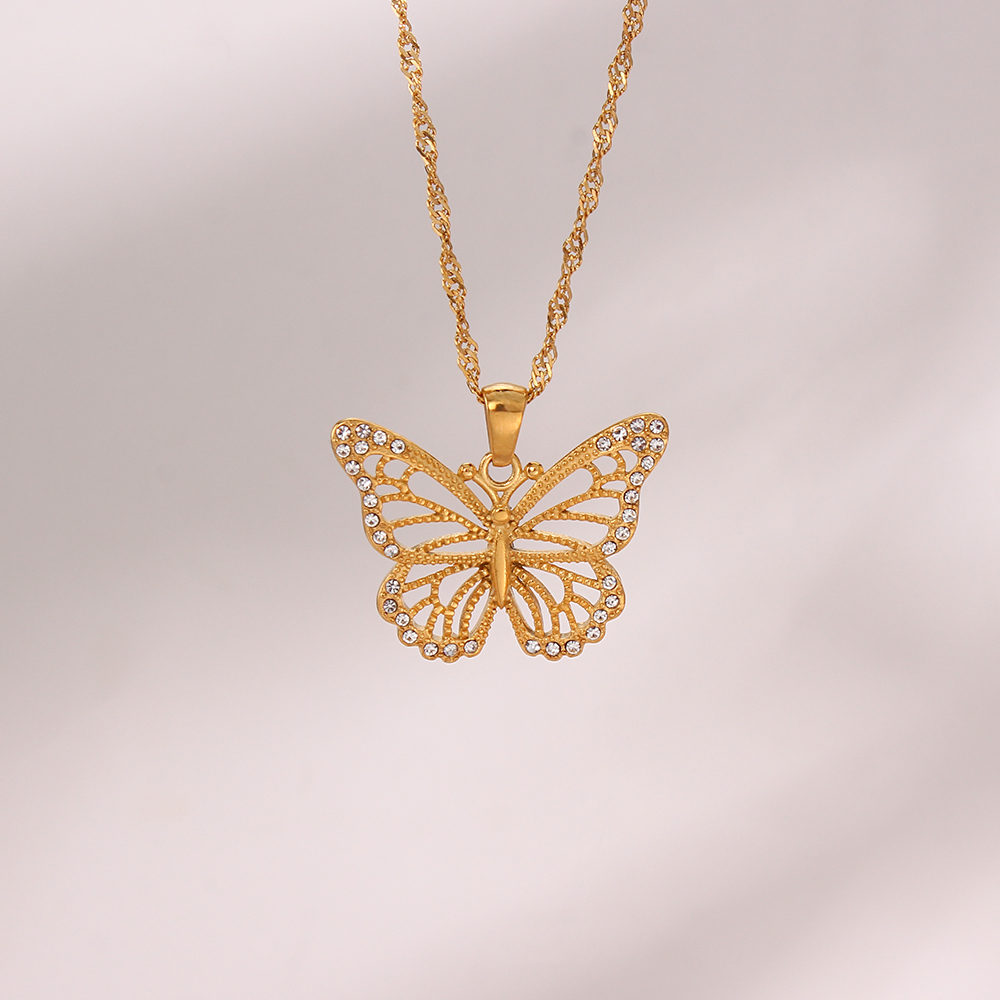 ه. ب. حسناء-قلادة فراشة من الف - مراجعة Butterfly Clasp Deployant وسعره