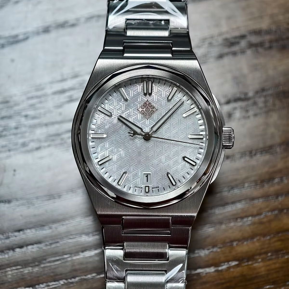 ساعة IX&DAO 2026 الجديدة للرجا - مراجعة Omega Watch Constellation وسعره