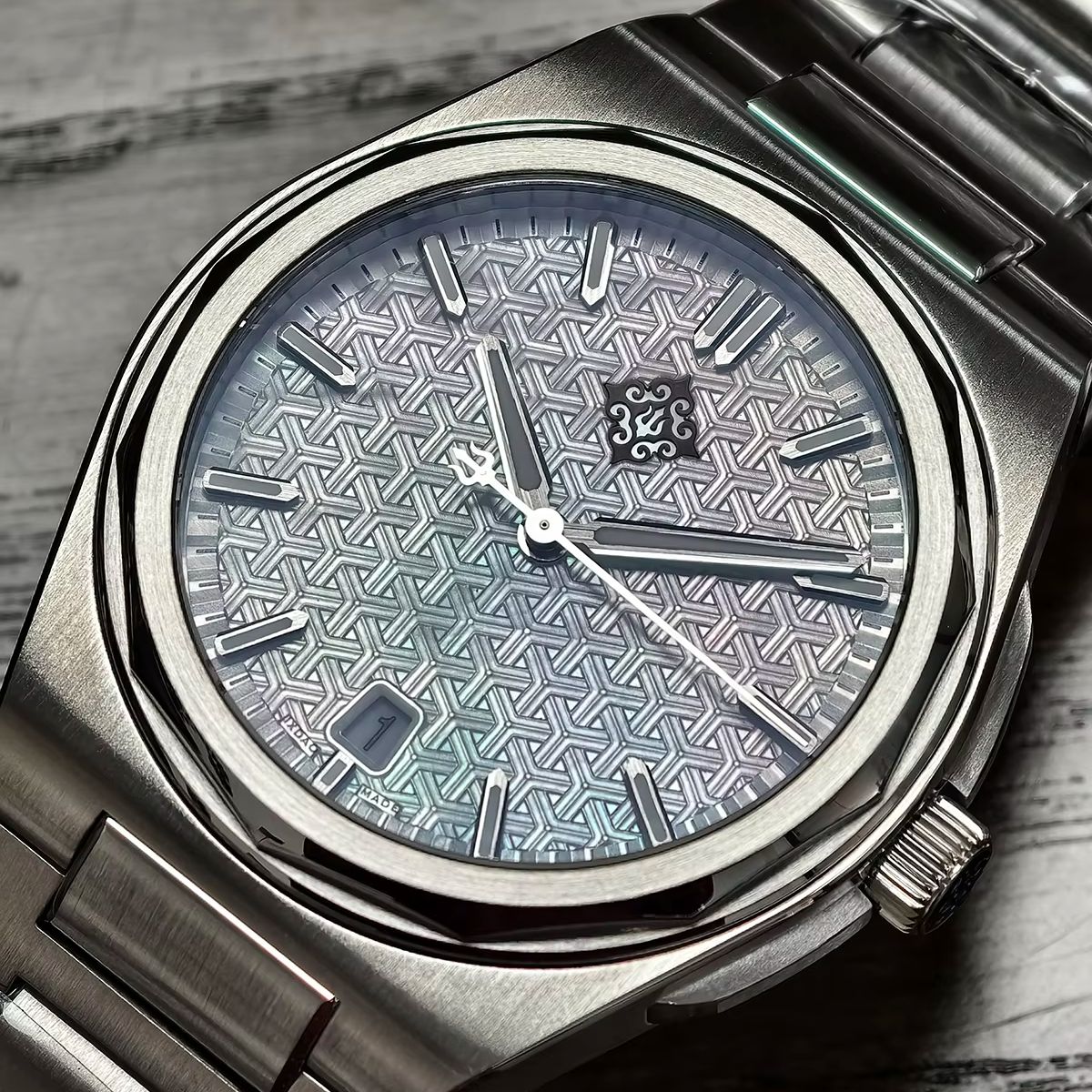 ساعة IX&DAO 2026 الجديدة للرجا - مراجعة Omega Watch Constellation وسعره